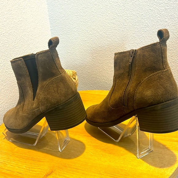 Clark’s Pull-on Suede Chelsea Boot, Size 6.5 - Picture 7 of 13